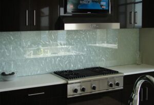The Pros and Cons of a Glass Backsplash In Your Kitchen